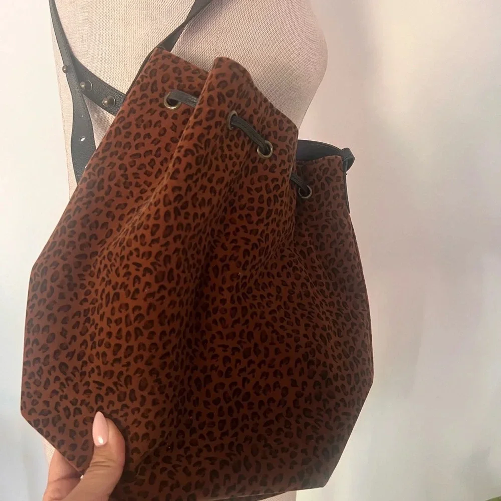 Women’s American‎ Eagle faux suede leopard print crossbody w/ faux leather strap